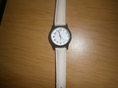 Mid 2010’s unbranded ladies quartz watch. Cream faux leather strap.22cm(E26WBa)
