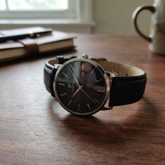 Lightweight Minimalist Quartz Watch for Men – Stylish & Waterproof Leather Strap