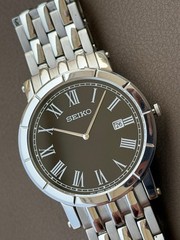 Vintage Seiko Quartz Wristwatch — Silver Case, Roman Numerals, Black Dial S-131